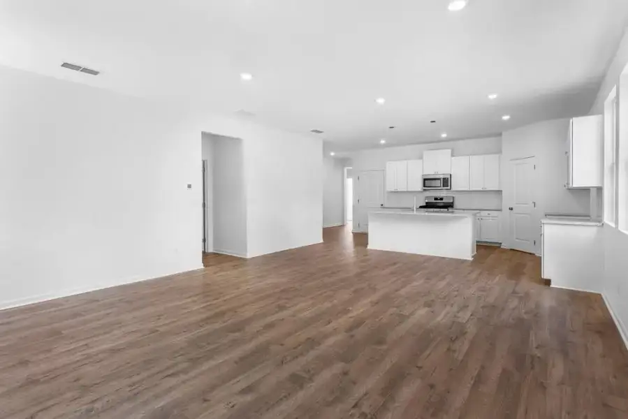 Spacious, unfurnished interior of a new home in Heritage River, Euharlee (Image 10).