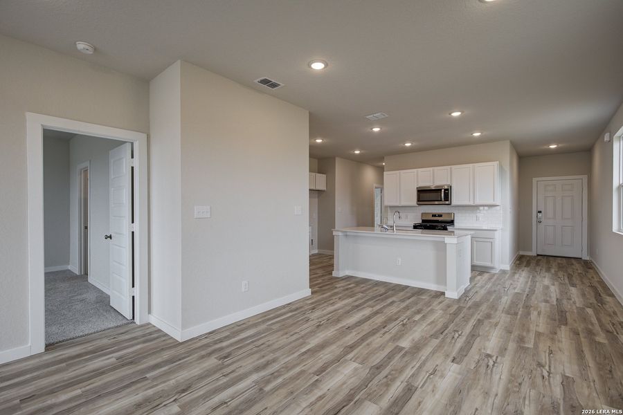 Spacious, unfurnished interior of a new home in Mesa Vista, San Antonio (Image 20).