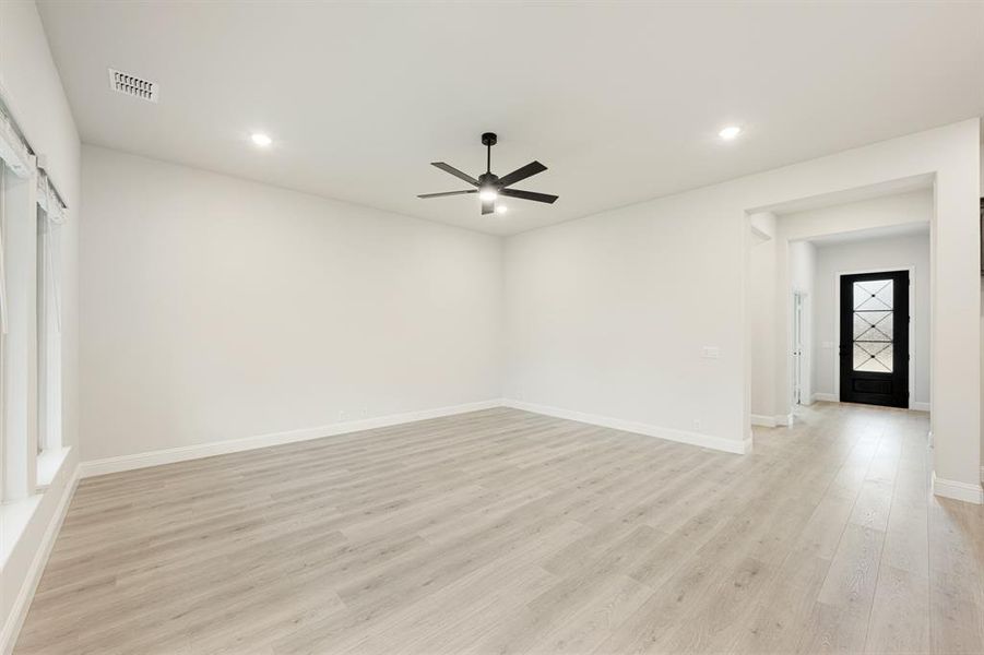 Spacious, unfurnished interior of a new home in Star Ranch, Godley (Image 24).