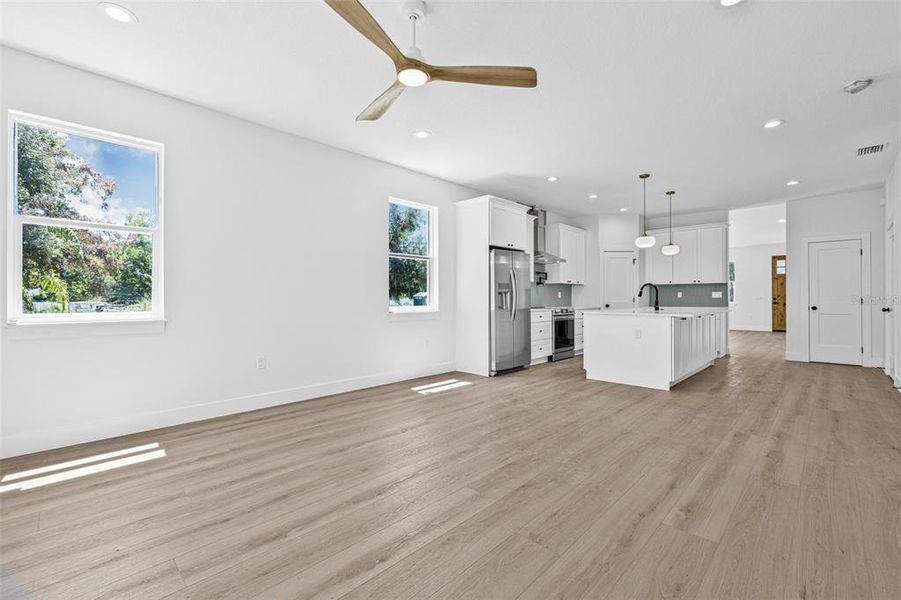 Spacious, unfurnished interior of a new home in , Tampa (Image 23).