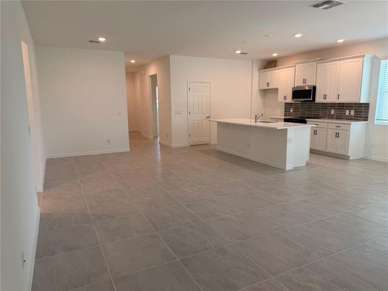 Spacious, unfurnished interior of a new home in Trinity Gardens, Deland (Image 5).