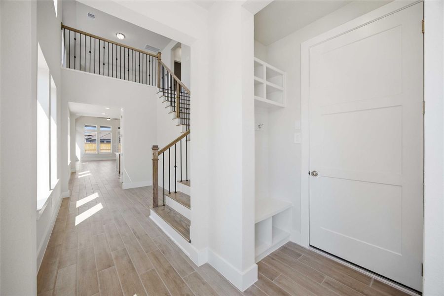 Spacious, unfurnished interior of a new home in Sienna, Missouri City (Image 7).