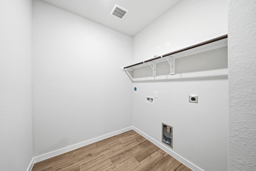 Spacious, unfurnished interior of a new home in Country Creek, Mont Belvieu (Image 18).
