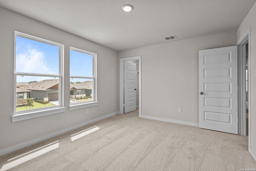 Spacious, unfurnished interior of a new home in Hiddenbrooke, Seguin (Image 19).