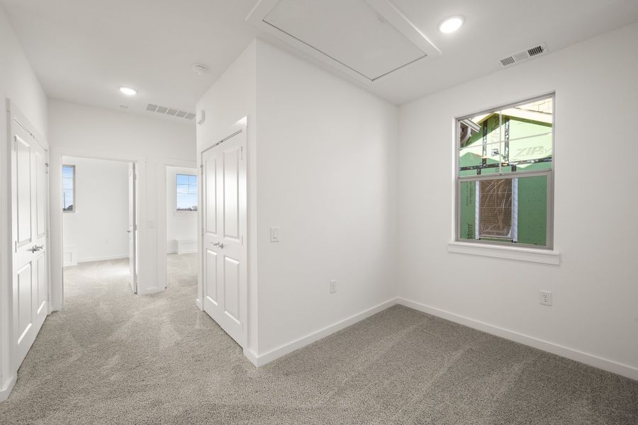 Spacious, unfurnished interior of a new home in Wildridge, Oak Point (Image 18).