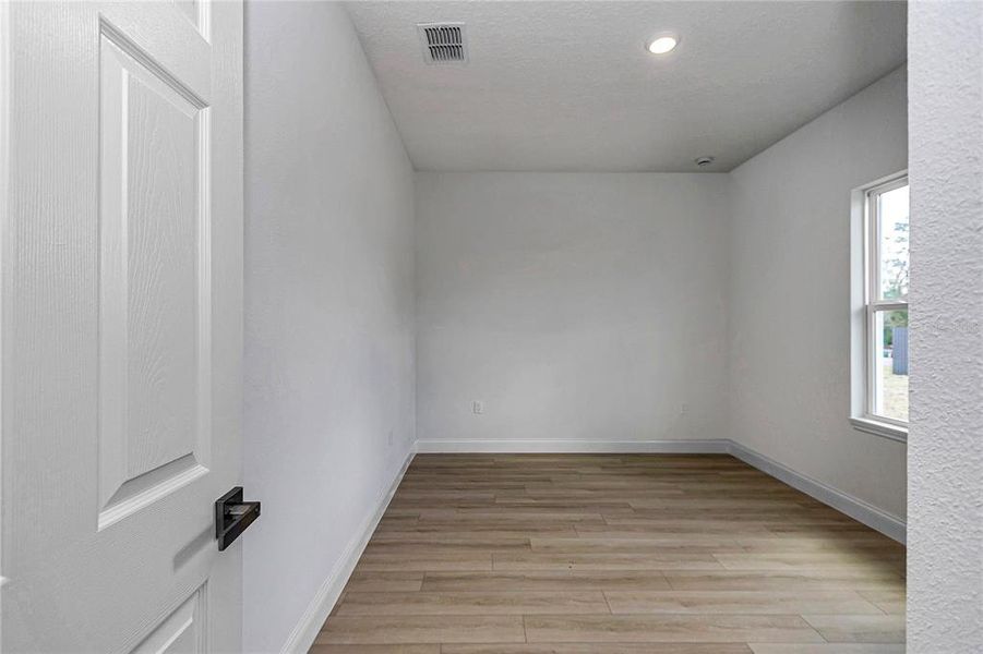 Spacious, unfurnished interior of a new home in , Ocala (Image 29).