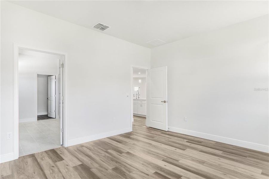 Spacious, unfurnished interior of a new home in , Ocala (Image 30).