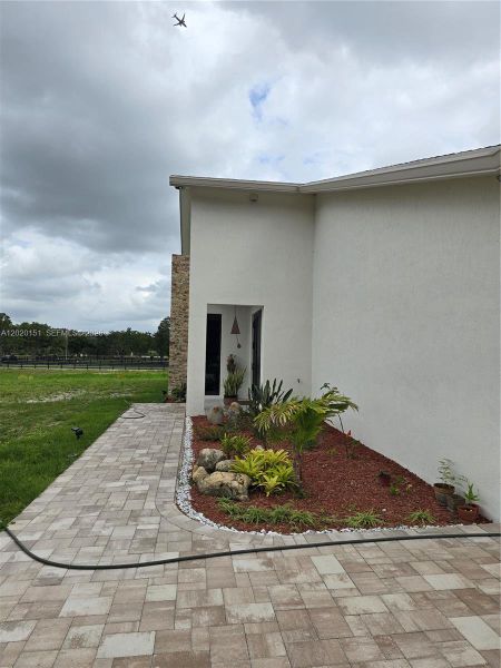 Exterior details and patio area of a home in , Loxahatchee (Image 19).