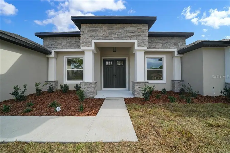 Exterior details and patio area of a home in , Weeki Wachee (Image 3).