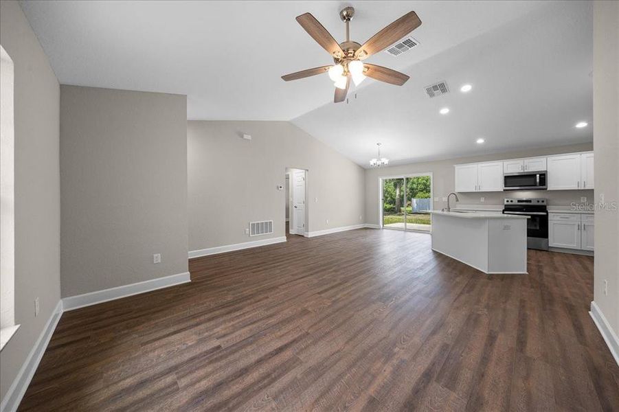 Spacious, unfurnished interior of a new home in , Belleview (Image 24).