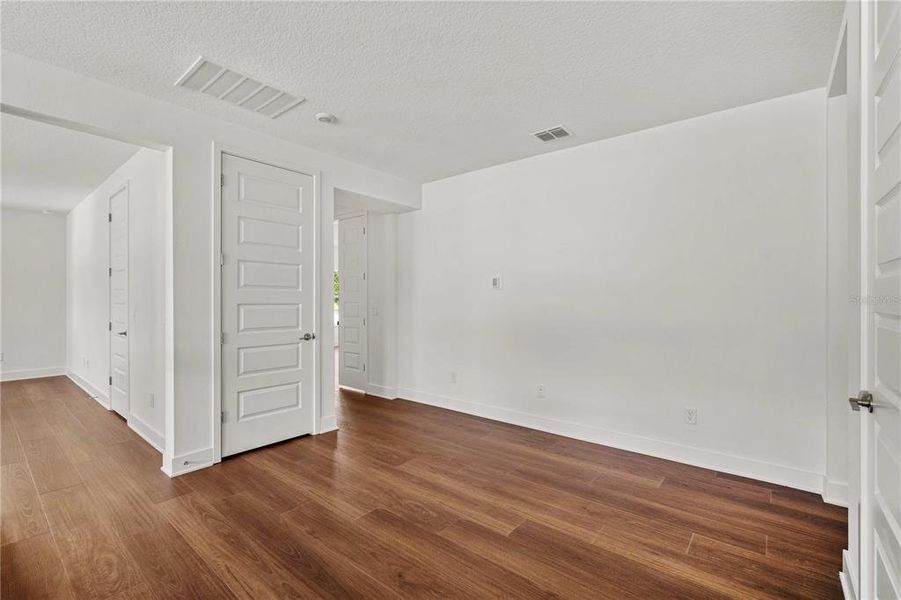 Spacious, unfurnished interior of a new home in , Tampa (Image 27).