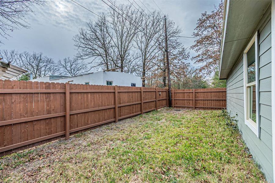 Exterior details and patio area of a home in , Mabank (Image 4).