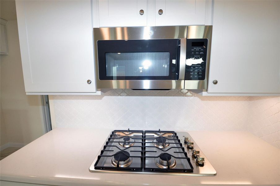 Gas cooktop with Microwave above.