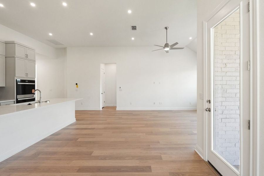 Spacious, unfurnished interior of a new home in Persimmon, Buda (Image 35).