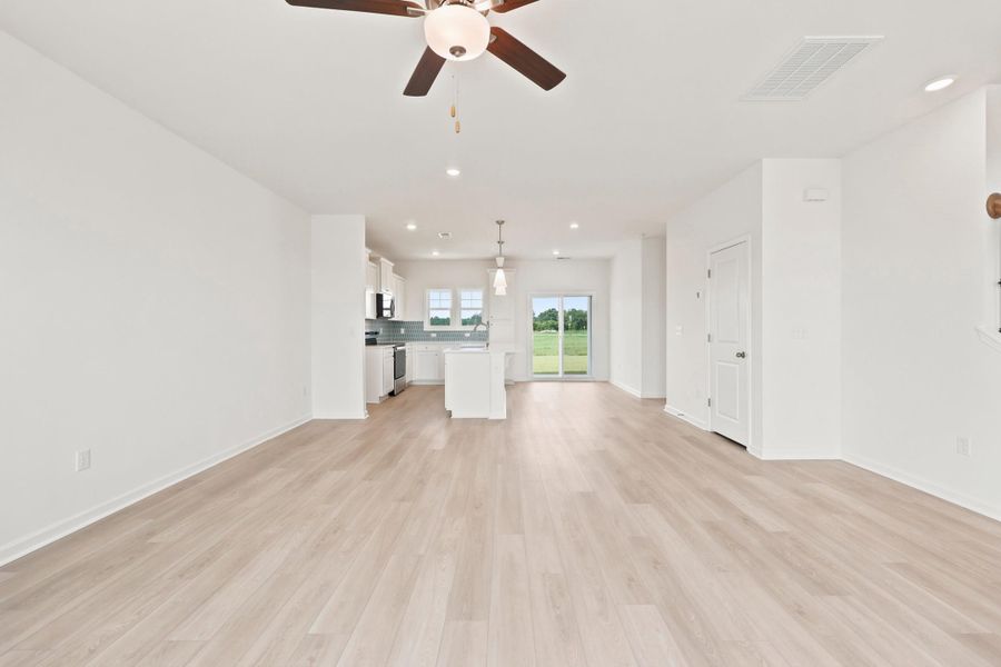 Spacious, unfurnished interior of a new home in Edgefield, Loris (Image 18).