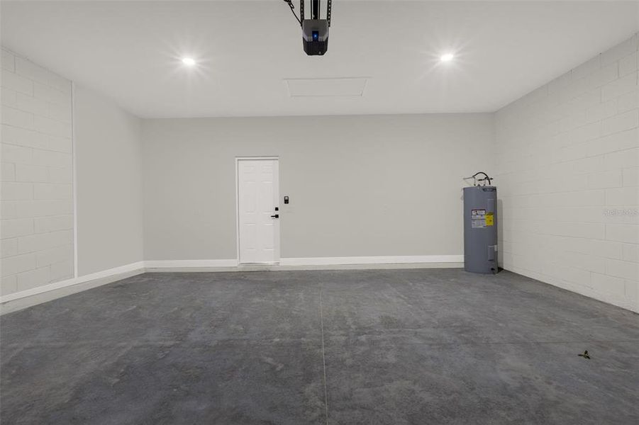Spacious, unfurnished interior of a new home in , Ocala (Image 36).