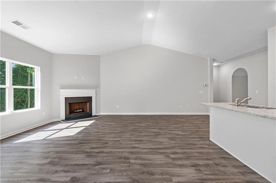 Spacious, unfurnished interior of a new home in , Villa Rica (Image 9).