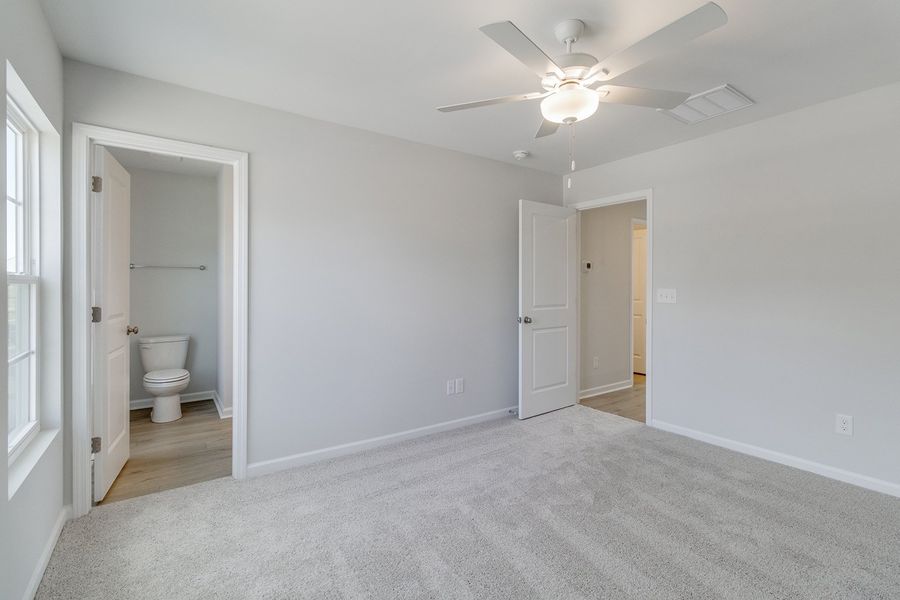 Spacious, unfurnished interior of a new home in Astoria, Columbia (Image 24).