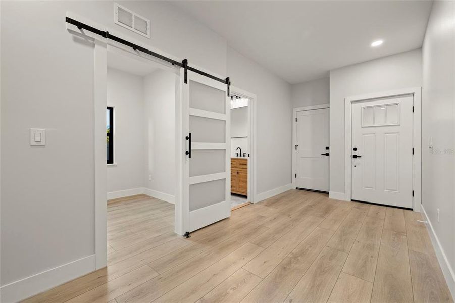 Spacious, unfurnished interior of a new home in , Tampa (Image 28).