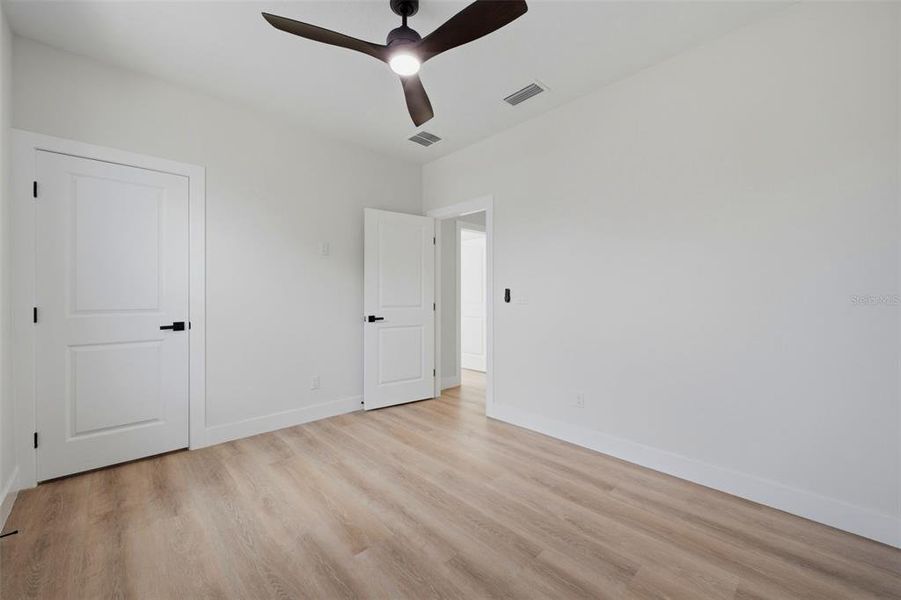 Spacious, unfurnished interior of a new home in , Tampa (Image 24).