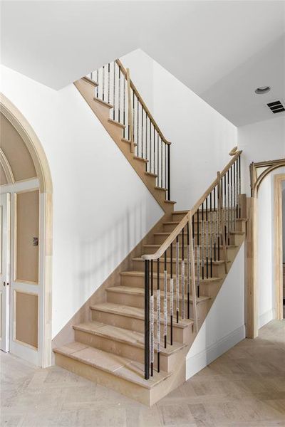 Spacious, unfurnished interior of a new home in , Dallas (Image 15).