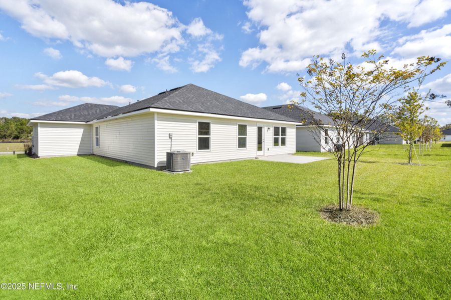 Exterior details and patio area of a home in Summerglen, Jacksonville (Image 30).