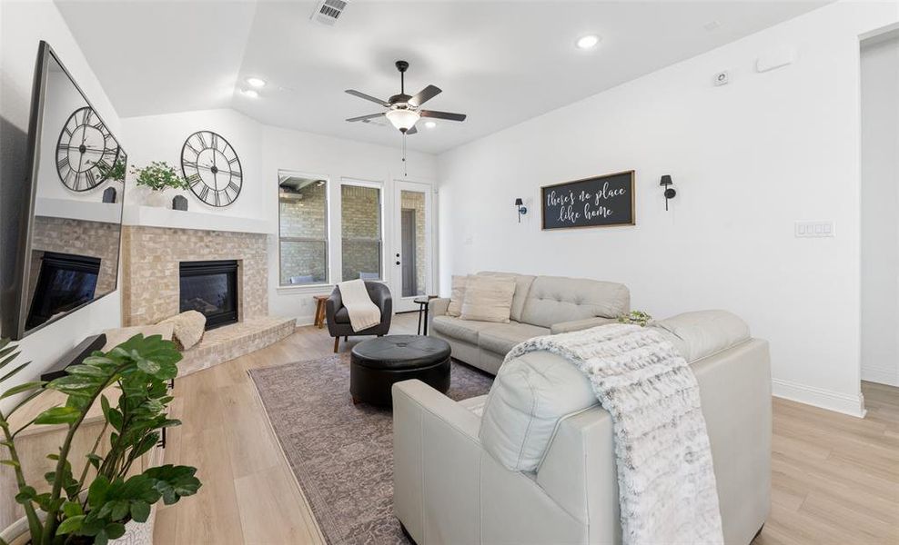 Furnished interior view inside a new home in , Northlake (Image 26).