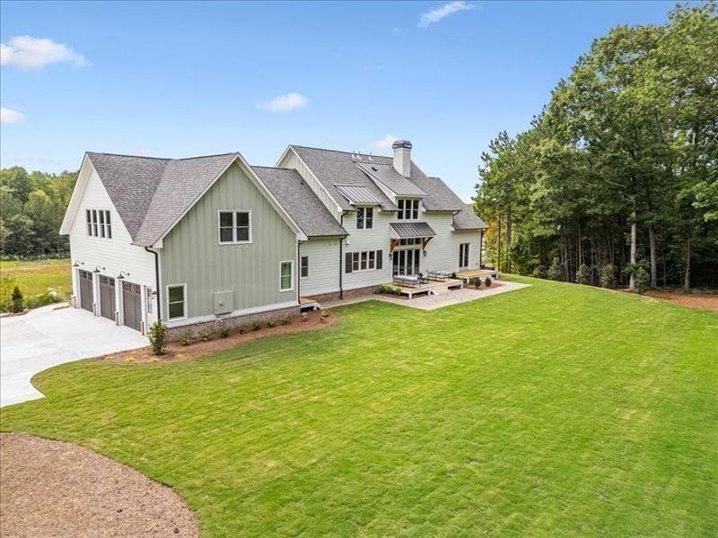 Exterior details and patio area of a home in Crossroads, Alpharetta (Image 25).
