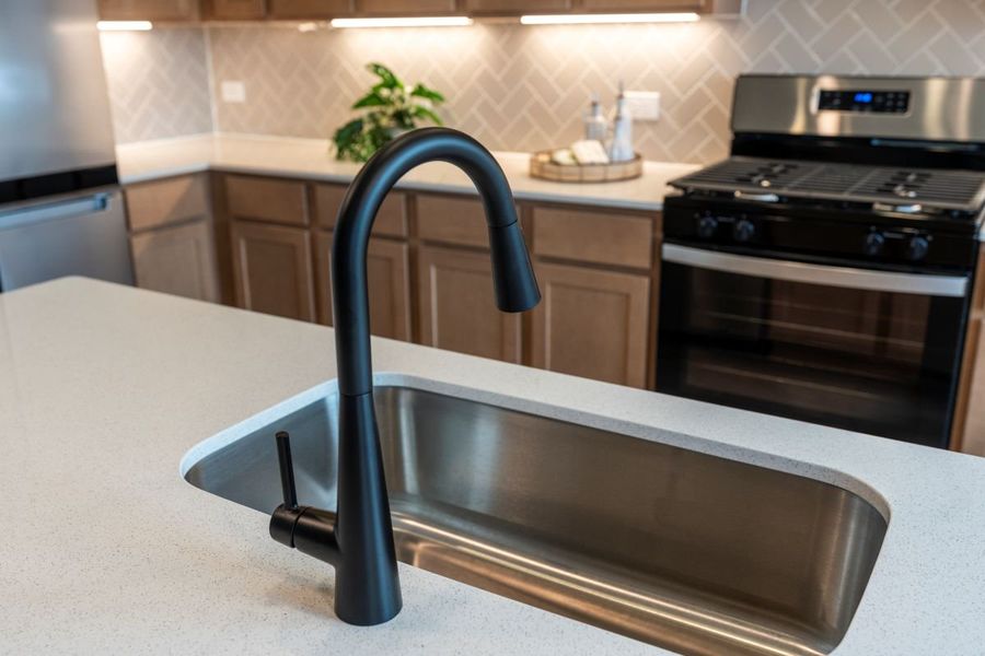 Single-basin kitchen sink