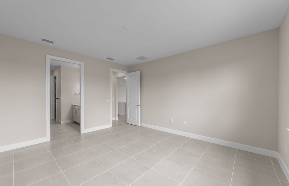 Spacious, unfurnished interior of a new home in Del Webb Oak Creek, North Fort Myers (Image 22).