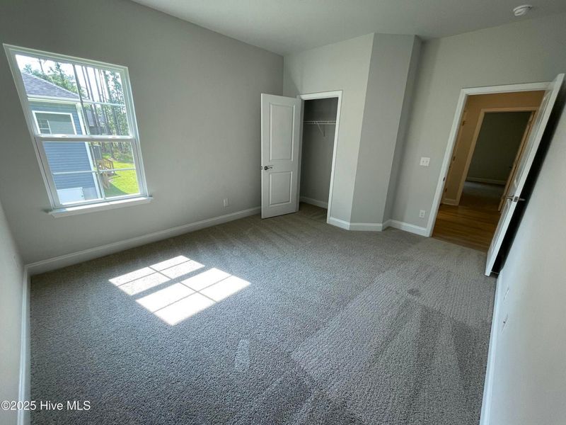 Spacious, unfurnished interior of a new home in Mill Creek Cove, Bolivia (Image 22).