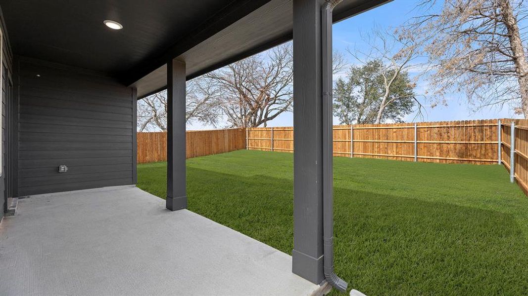 25. 1632 Edgeway - Patio