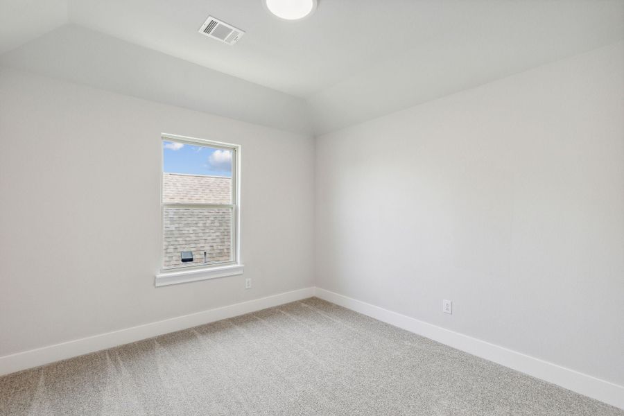 Spacious, unfurnished interior of a new home in Dove Hollow, Waxahachie (Image 29).