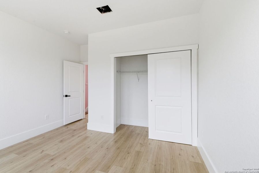 Spacious, unfurnished interior of a new home in , Bandera (Image 14).