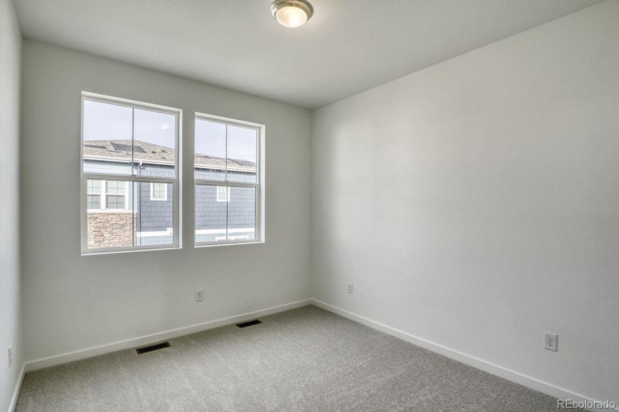 Spacious, unfurnished interior of a new home in Sterling Ranch, Littleton (Image 11).