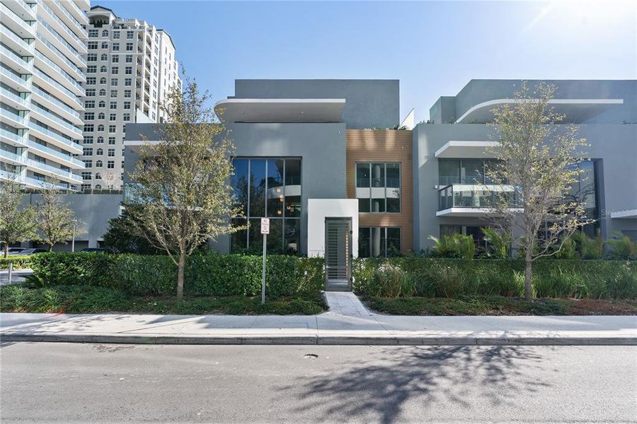 Condo located in Tampa, FL showcasing its design and architecture (Image 4). Condo located in Tampa, FL showcasing its design and architecture (Image 4).