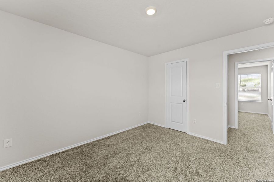 Spacious, unfurnished interior of a new home in Laurel Vistas, San Antonio (Image 29).