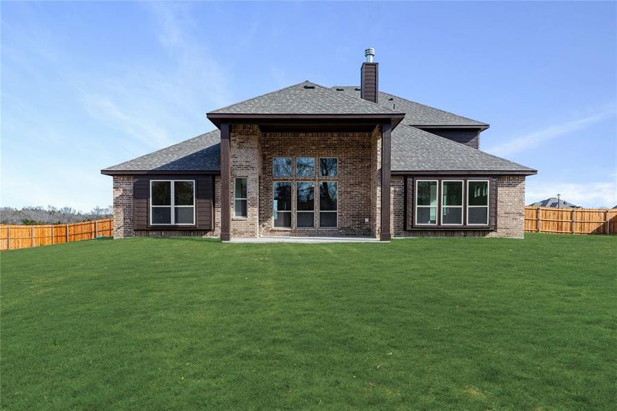 Exterior details and patio area of a home in Crystal Lake Estates, Red Oak (Image 21).