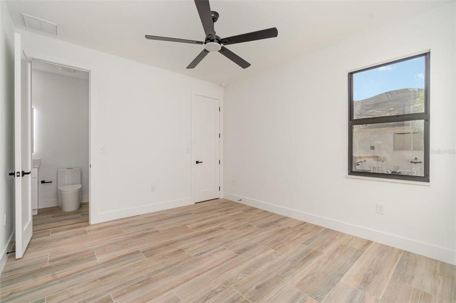 Spacious, unfurnished interior of a new home in , Cape Coral (Image 36).