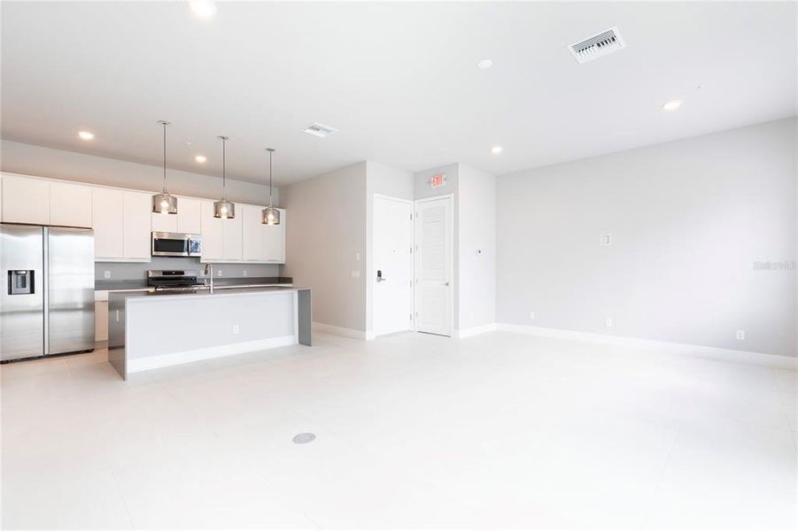 Spacious, unfurnished interior of a new home in , Reunion (Image 9).