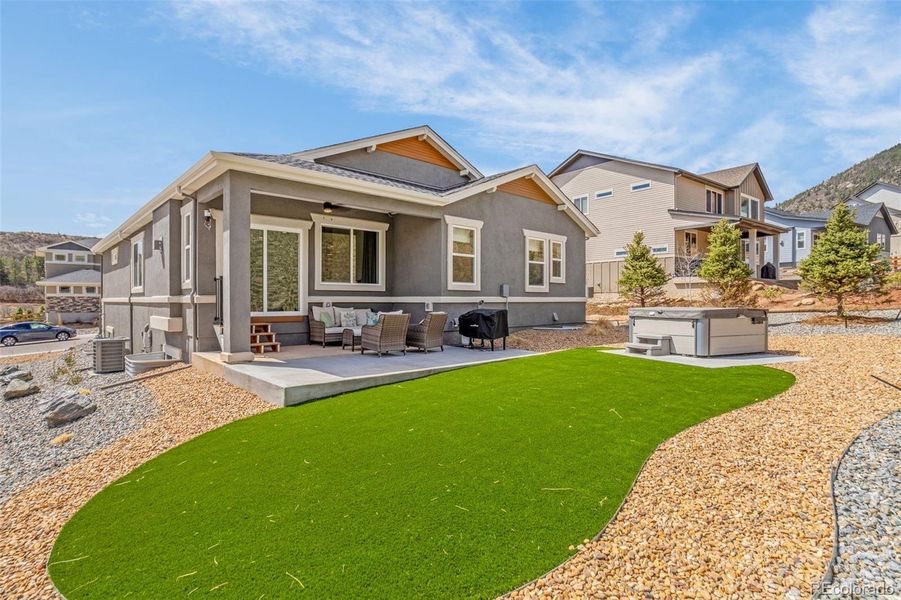 Community amenities in , Monument (Image 21).