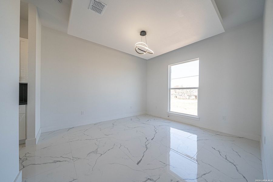 Spacious, unfurnished interior of a new home in , La Vernia (Image 39).