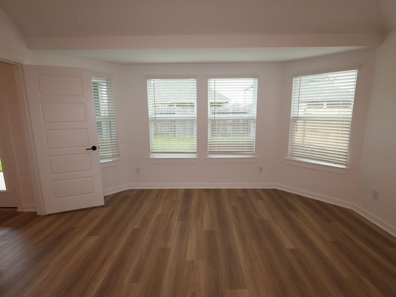 Spacious, unfurnished interior of a new home in Miller's Pond, Rosenberg (Image 31).