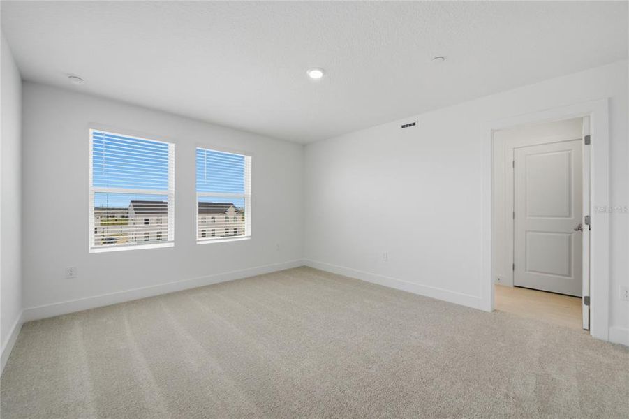 Spacious, unfurnished interior of a new home in , Winter Garden (Image 16).