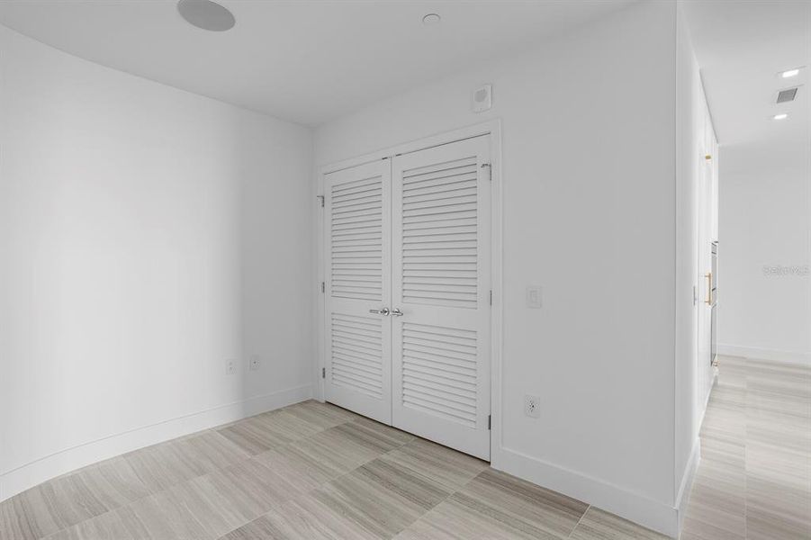 Spacious, unfurnished interior of a new home in , Tampa (Image 77).