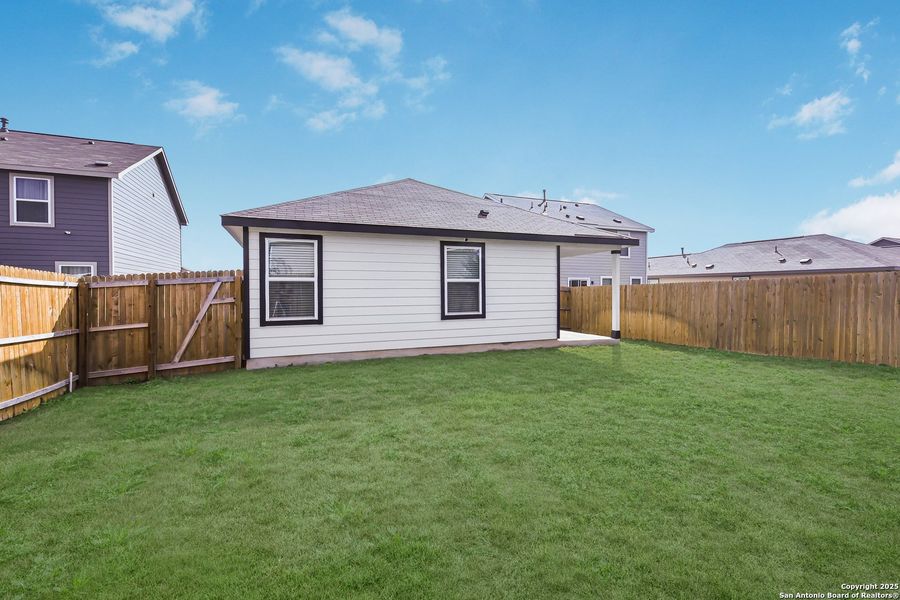 Exterior details and patio area of a home in Mesa Vista, San Antonio (Image 3).