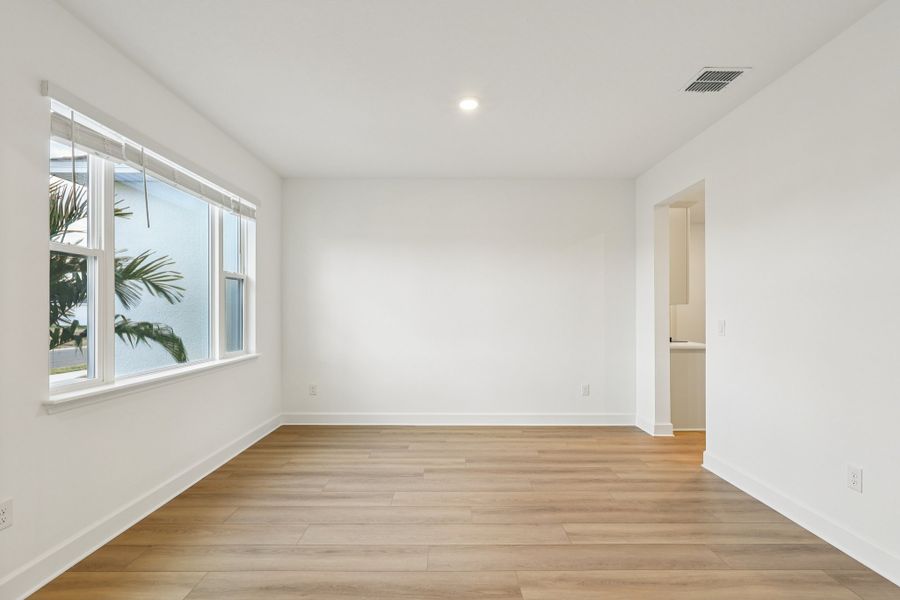 Spacious, unfurnished interior of a new home in Country Club Estates, Palm Bay (Image 7).