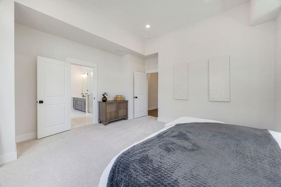 Spacious, unfurnished interior of a new home in Montridge, Houston (Image 21).