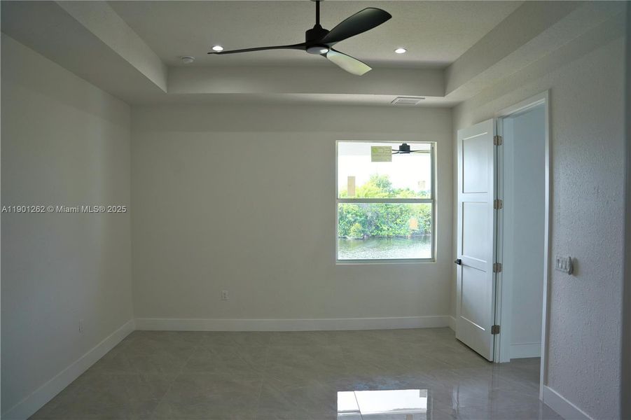 Spacious, unfurnished interior of a new home in , Cape Coral (Image 13).