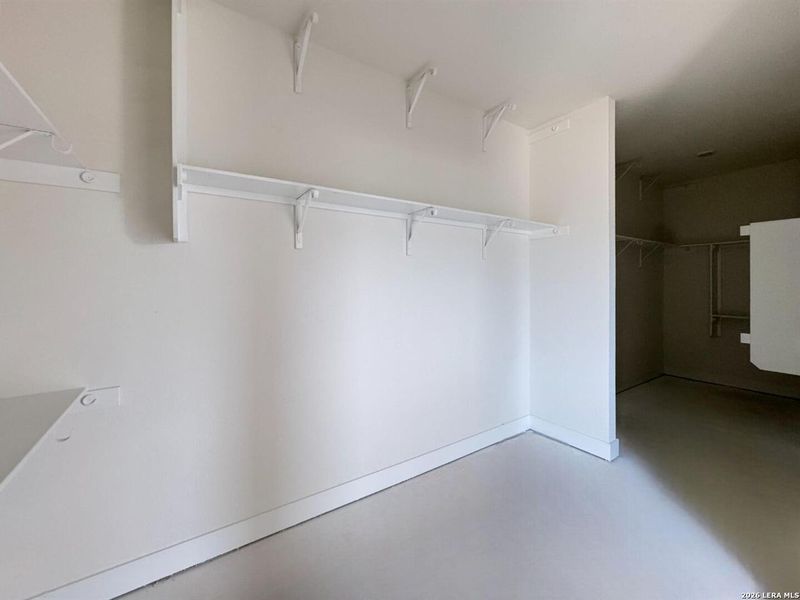 Spacious, unfurnished interior of a new home in Waldsanger, New Braunfels (Image 8).